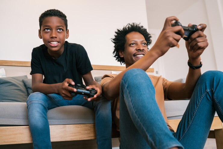 homme et fils jouant sur le playstation plus