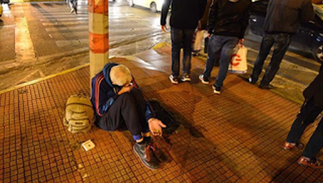 Φοιτήτρια στην Αθήνα είδε τον άστεγο πατέρα της και τον προσπέρασε χωρίς να του μιλήσει γιατι ντράπηκε!!!! ΔΕΙΤΕ ΤΙ ΕΓΙΝΕ!!!