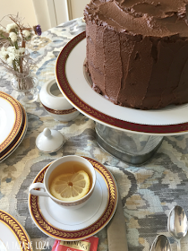 Tarta-con-capas-de-bizcocho-y-chocolate