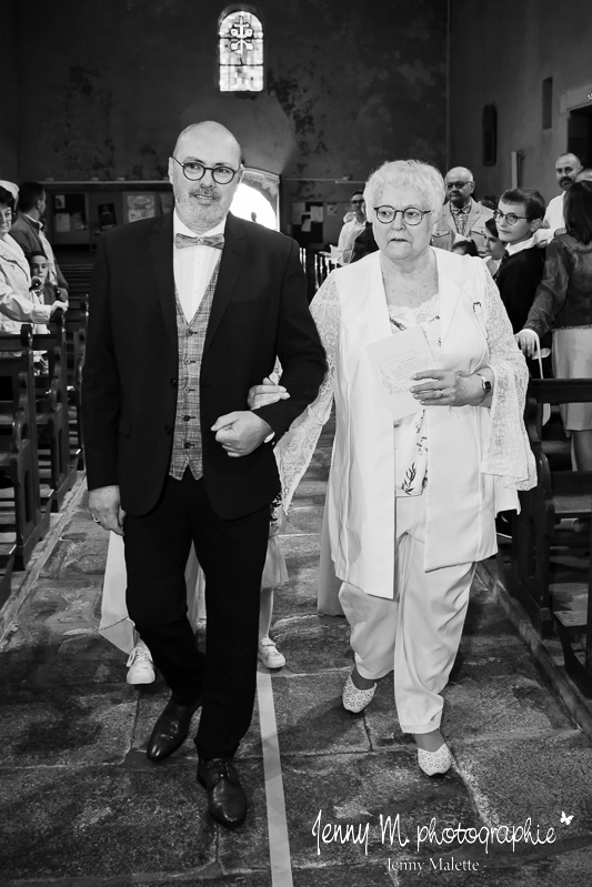 photo entrée du marié au bras de sa mère église cérémonie religieuse mariage