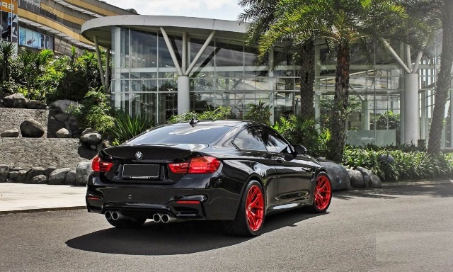 Black Sapphire F82 BMW M4 Looks Astonishing with Red HRE Wheels