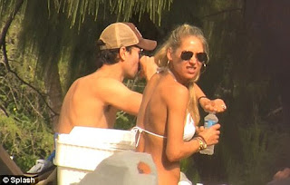Kournikova is white hot at a string bikini on a amorous getaway along with Enrique Iglesias