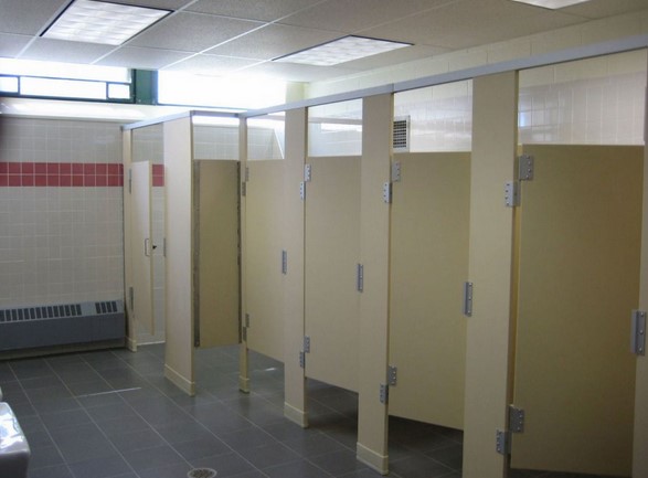 Ini Dia Alasan Mengapa Pintu Toilet Umum Dibuat Sebatas 
