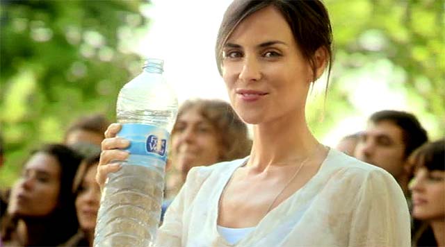 Chica bebiendo agua