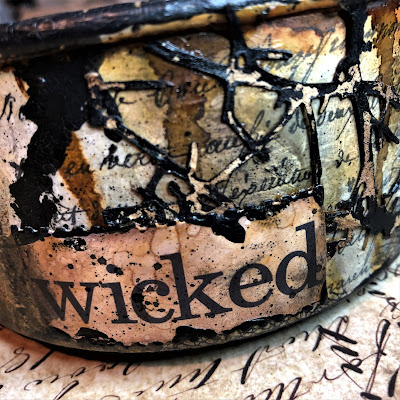 Sara Emily Barker sarascloset https://sarascloset1.blogspot.com/2018/10/a-tiny-witching-cauldron.html Altered Cauldron with Tim Holtz Sizzix Alterations, Distress and Ideaology 9