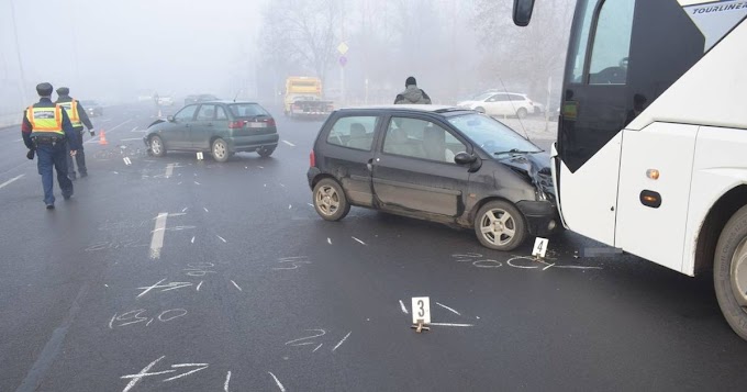 Álló busznak csapódott egy autó Békéscsabán