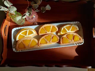 RAGGI SOLARI - biscotti a forma di raggi solari, con l'aiuto del mio piccolo taglia pasta a forma di triangolo, ripieni di gustosissima lemon curd.