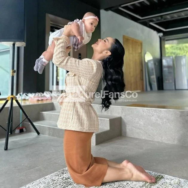 Lima Potret Bahagia Kris Dayanti Bermain Bersama Ameena dan Azura