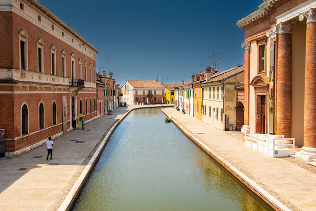 Ponte degli sbirri-Dintorni lungo il canale-Comacchio