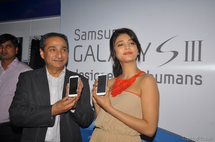 Shruti Hassan Hot Pics from Mobile Launch Event 7