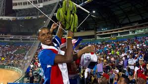 Los cubanos en el estadio de béisbol