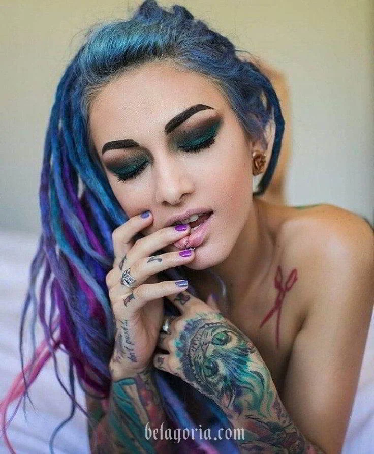 Foto de una mujer con tatuajes