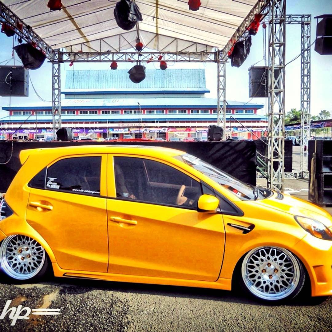 Modifikasi Mobil Honda Brio Orange Full Audio Tampil Elegant