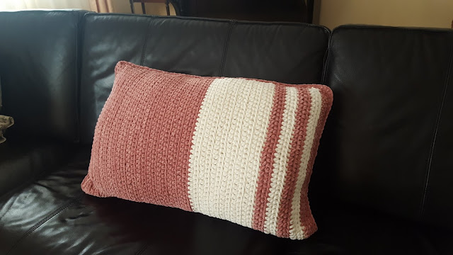 The Snugly Stripes Pillow: free crochet pattern