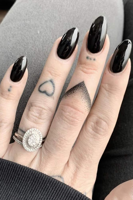 50 lindas tatuagens para os dedos que vão inspirar vocês!