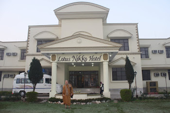 Gambar Bhante Candasilo Thera di hotel India