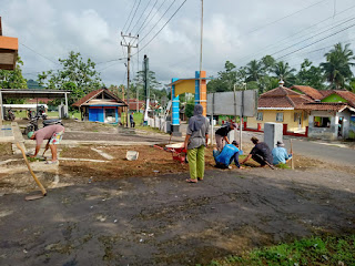 Sambut Lebaran, Warga Bersih-Bersih Kantor Desa Cikupa Karangnuggal Tasikmalaya