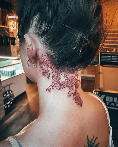De delicadas a ousadas: 50 tatuagens de dragão para mulheres de todos os estilos