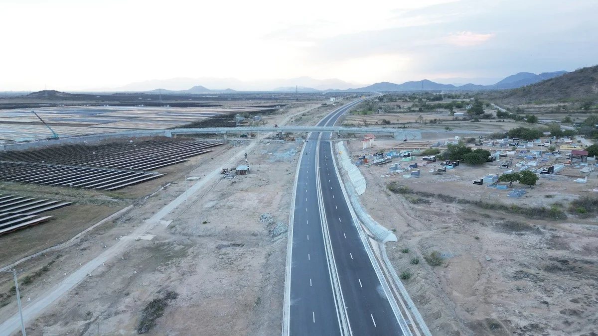 Hỉnh ảnh Cao tốc Cam Lâm - Vĩnh Hảo sắp hoàn thành trước ngày thông xe