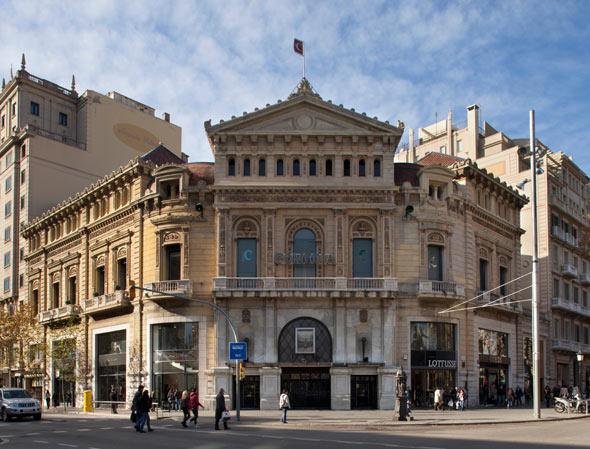 Actual fachada de Cines Comedia, el antiguo Palau Marcet