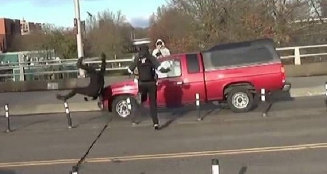 ΗΠΑ:«Αντίφα» οπλισμένος με μαχαίρι ήθελε να διακόψει εκδήλωση χριστιανών και διασχίζοντας τον δρόμο τον χτύπησε φορτηγάκι VIDEO