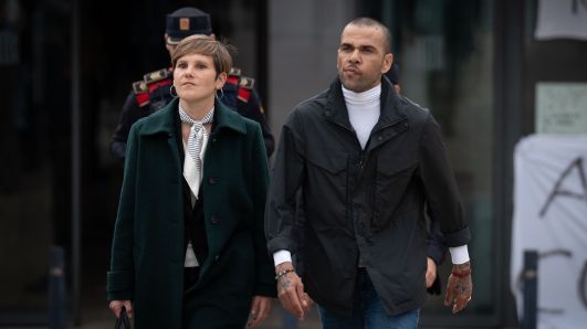 Daniel Alves deixa prisão na Espanha após pagar R$ 5,4 milhões de fiança