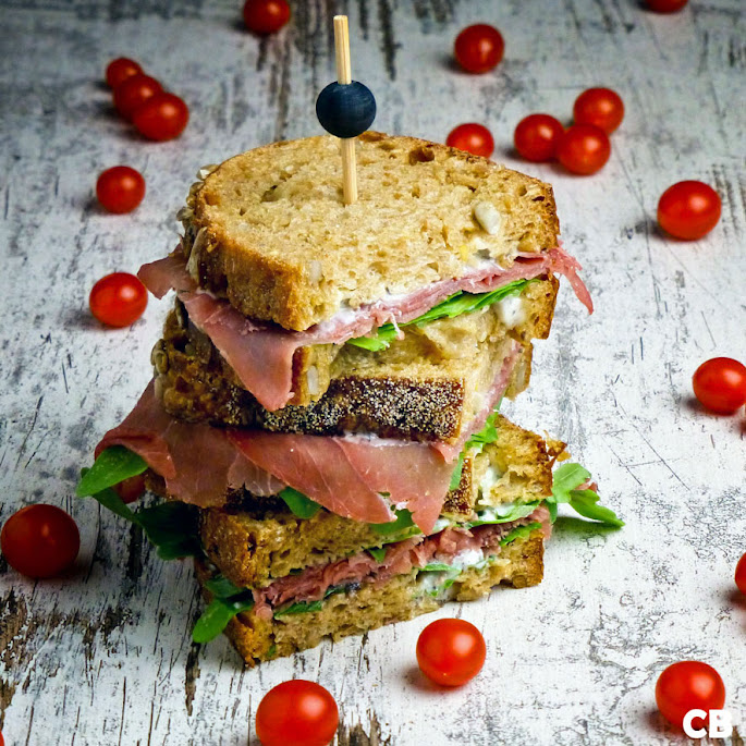 Deze luxe sandwiches met Italiaanse bresaola en truffelmayonaise zijn ideaal voor de kerst!