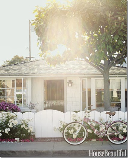 beach-house-white-picket-fence-0710-ewart-01-XrM2X3-de