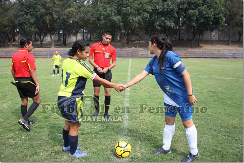 saludo de capitanas y sorteo de cancha