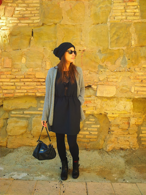 Outfit grunge, con vestido lencero de Pepa Loves, chaqueta tricot Hollister, botas biker y gorro de lana de Zara.