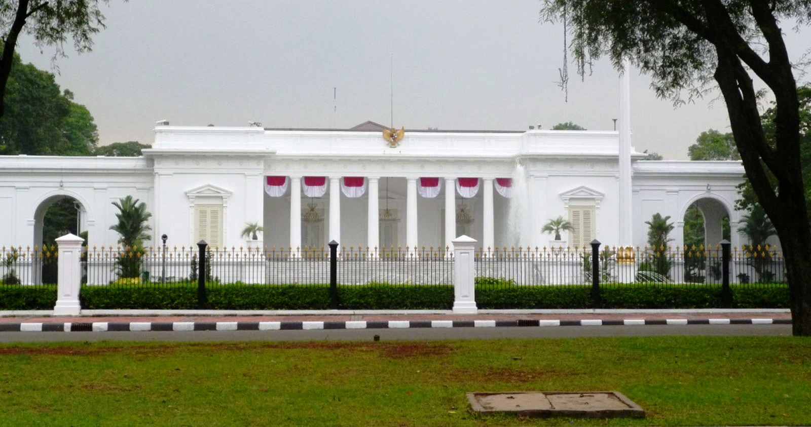 Bangunan Pemerintahan dan Layanan Publik Beranda 