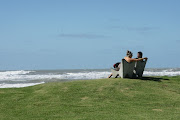 Los seis sillones de hormigón premoldeado dispuestos de cara al horizonte .