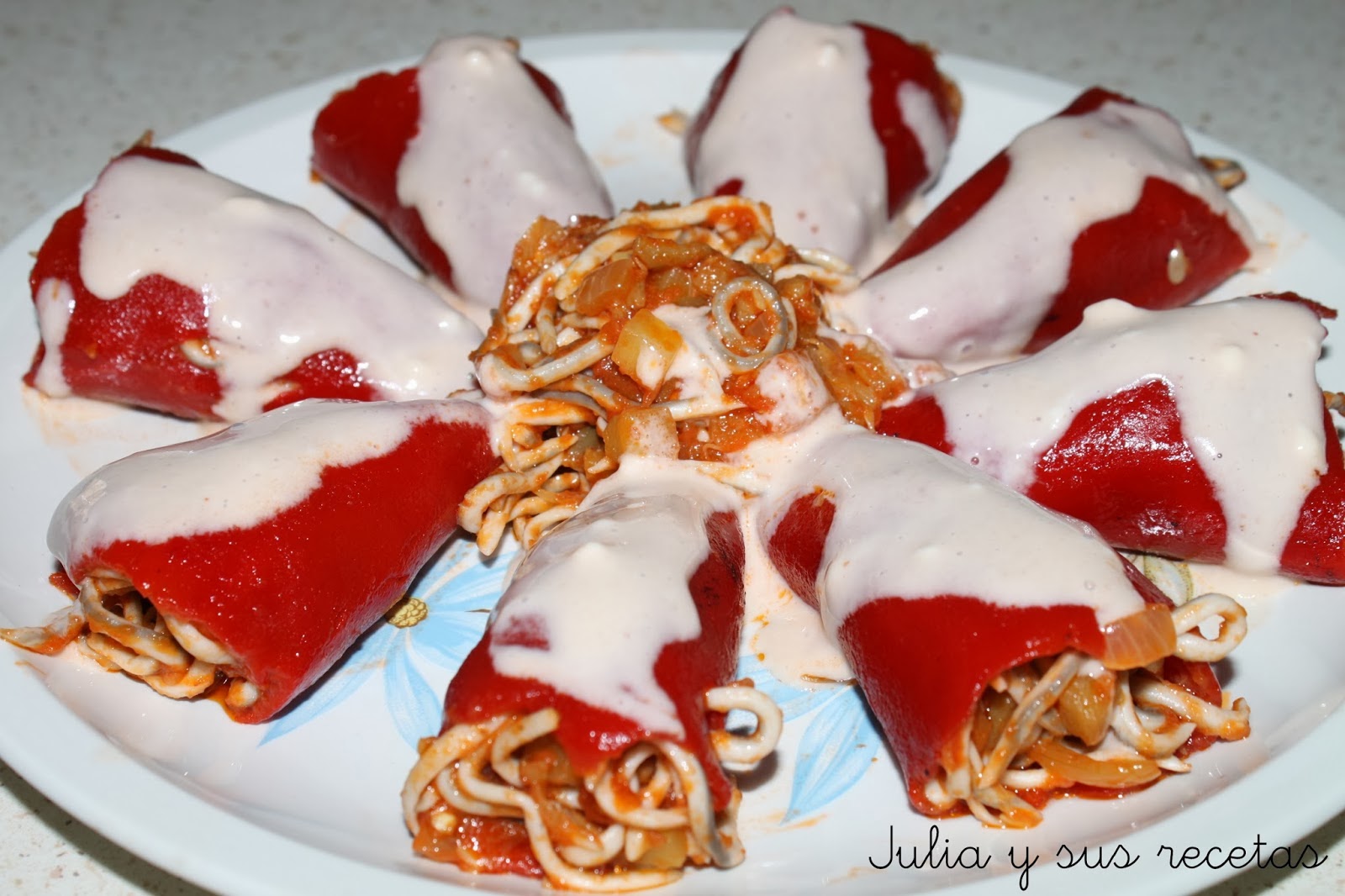 http://juliaysusrecetas.blogspot.com.es/2013/08/pimientos-de-piquillo-rellenos-de-pisto.html