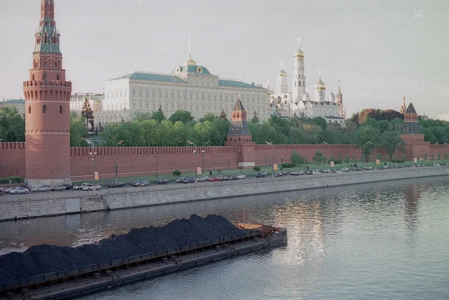 вид с Большого Каменного моста, Москва-река, Кремлёвская набережная, Кремль, баржа