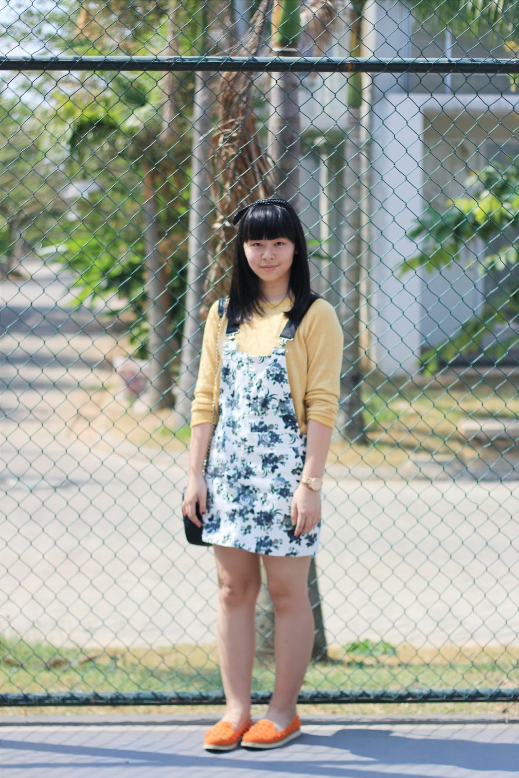 how-to-wear-floral-pinafore