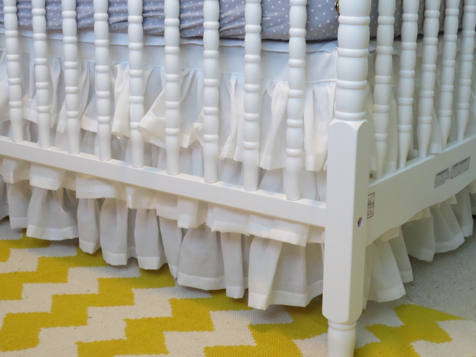 make bake and love: DIY: Ruffled Crib Skirt