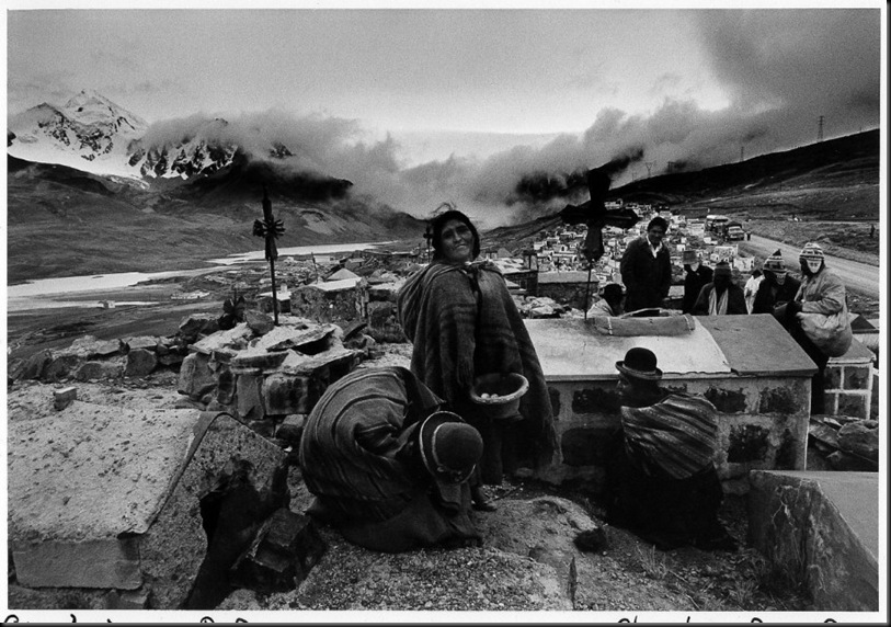 Giorno dei Morti nei pressi del cimitero di La Paz, in Bolivia, per commemorare, Bolivia, 1 novembre 1980