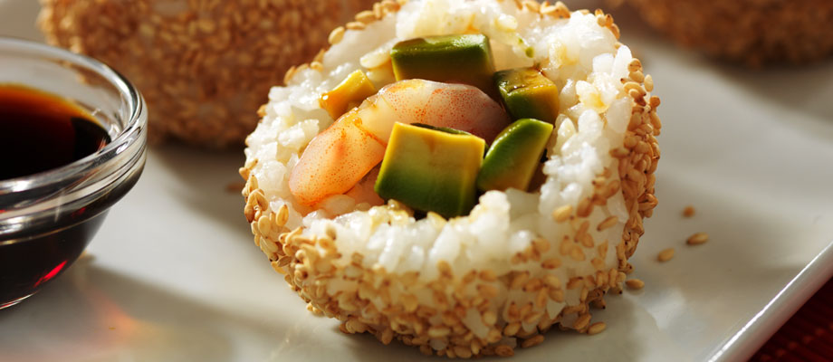 Rice balls isi alpukat dan udang, cocok jadi menu bekal makan siang anak