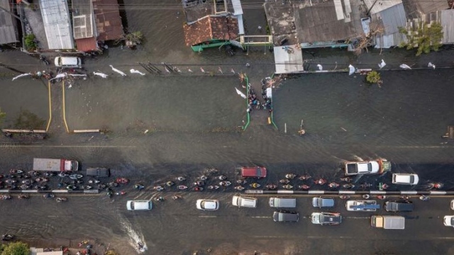 Demak Diterjang Banjir, Ganjar Asyik Kampanye di Bandung