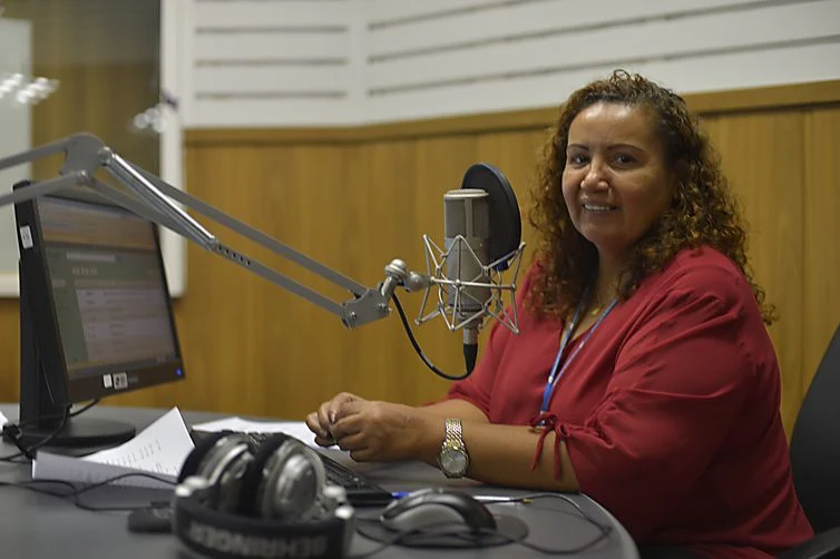 Após 41 anos na Rádio Nacional da Amazônia, Artemisa Azevedo se despediu, em 2018, claro não foi fácil para milhares de ouvintes espalhados na região norte da Amazônia e demais regiões como o Nordeste em que a apresentadora e escritora era conhecida pela sua voz suave e marcante.