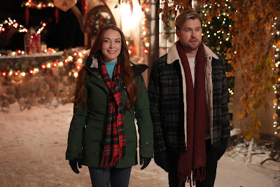 Falling For Christmas 2022 Lindsay Lohan Chord Overstreet Image 4