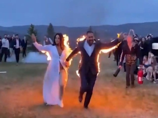 شادی یادگار بنانے کیلئے دُولہا دُلہن نے خود کو آگ لگا لی