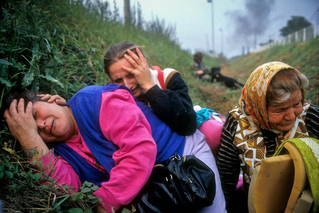 Kobiety chronią się przed ostrzałem artyleryjskim schronienia w przydrożnym rowie, Chorwacja 1991r.