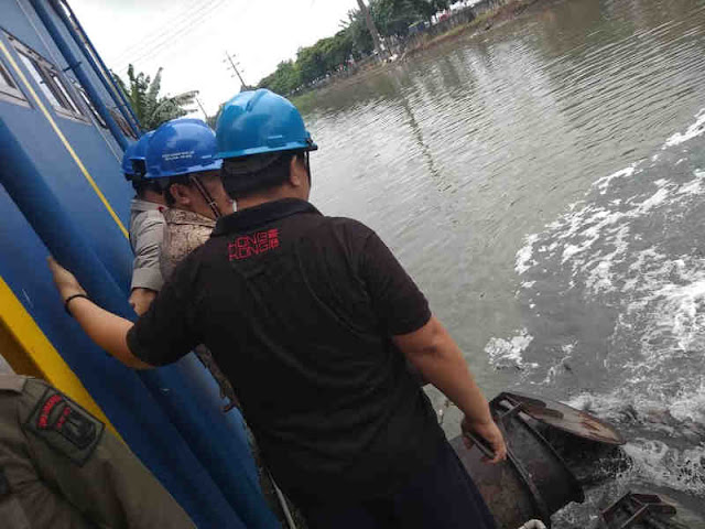 Antisipasi Banjir, Kapolsek Cengkareng Bersama Tiga Pilar Cek Pintu Air