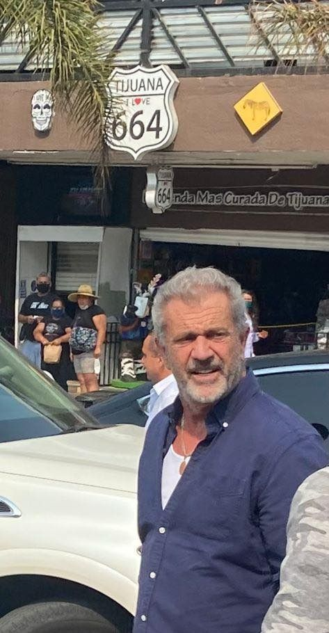 Captan a Mel Gibson de paseo por Baja California