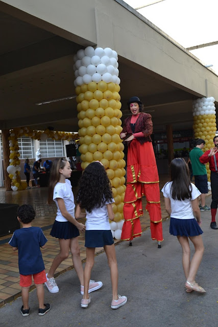 Perna de pau animando a festa da semana das crianças no Colegio Dom Bosco em São Paulo.