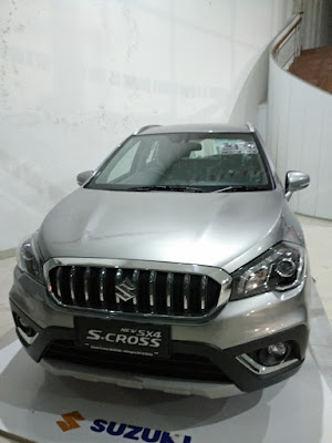 Suzuki Mobil SX4 S cross warna magma grey di showroom resmi penjualan mobil suzuki sawangan depok, dapatkan promo undian berhadiah dengan test drive mobil ertiga