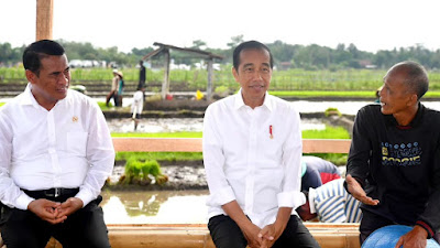 Presiden Jokowi Meninjau  Saluran irigasi dan kegiatan  Tanam padi di Kec. Kalibagor  Kabupaten Banyumas