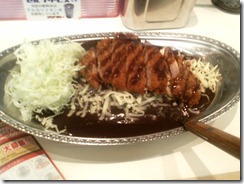 特徴無いのが特徴的な、ジャパニーズカレー。こんなものを出されたらもうガツガツ食うしかない。