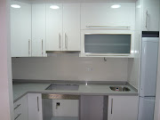 Muebles de cocina con puertas en formica blanco brillo con silestone gris .